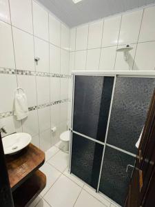 锡诺普Casa em Sinop的带淋浴、卫生间和盥洗盆的浴室