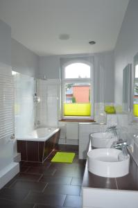 布兰肯堡Holiday Home Schloßblick的浴室配有2个卫生间、浴缸和水槽