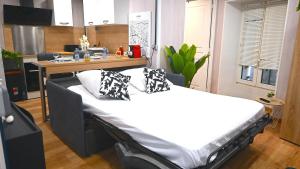 Villeneuve-sous-DammartinStudio/2 voyageurs/10mn CDG的一间卧室配有一张大床和枕头