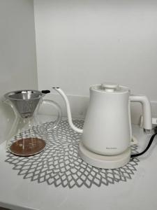 富山Platina Luxe House的咖啡壶和柜台上的搅拌机