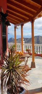 埃尔米瓜Casas Rurales El Serrillal的山景门廊(带桌子)