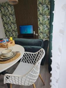 HeeleyStylish one bedroom apartment in vibrant Nether Edge的客厅配有桌子和一张带笔记本电脑的沙发