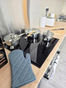 HeeleyAbbeydale Place-Spacious one bedroom flat的厨房配有带锅碗瓢盆的炉灶。
