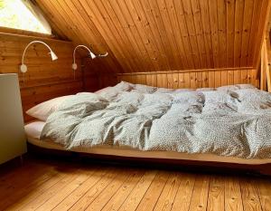 WaardenburgWaerdenhoeve的木制客房内的一间卧室,配有一张床