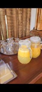 路易斯科雷亚Sun Beach Chalés的一张木桌,上面放有蜂蜜和柠檬水罐