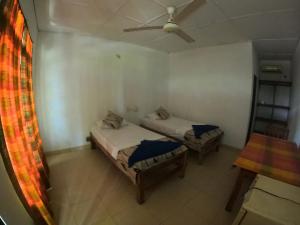 拜蒂克洛DEEP SEA RESORT PADI DIVE CENTER的一间卧室配有两张床和吊扇