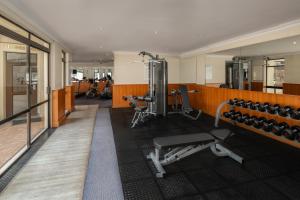 约翰内斯堡Holiday Inn - Johannesburg Sunnyside Park, an IHG Hotel的健身房设有举重器材和器材