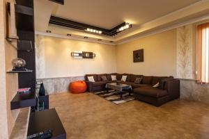 塞凡Sevan Private Guest House的客厅配有沙发和桌子