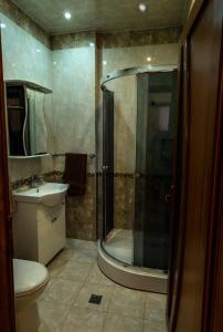 塞凡Sevan Private Guest House的带淋浴、卫生间和盥洗盆的浴室