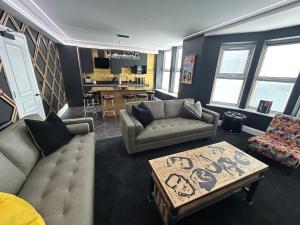 布莱克浦Swish Luxury Holiday Apartments的带沙发和咖啡桌的客厅