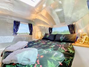 HawthornLanes End Farm Airstream的一间小房子里的卧室