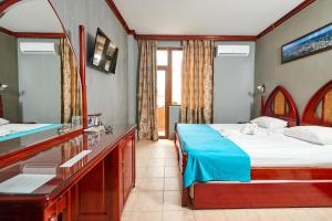 帕莫瑞Hotel Manz 2的一间卧室配有床、水槽和镜子