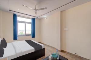 斋浦尔OYO Samrat P Guest House的一间卧室设有一张床和一个窗口