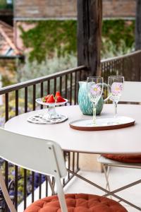 BurgyLa petite madeleine - Chambre d'hôtes & spa的一张带两杯和一盘水果的白色桌子
