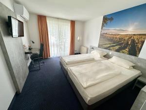 沃尔姆斯阿斯伽德酒店的酒店客房配有两张床和一张书桌