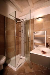 莫尼加伊尔巴隆奈农庄酒店的带淋浴、盥洗盆和卫生间的浴室