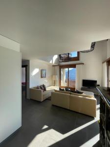 塞利斯贝格LakeHill72的客厅配有两张沙发和一台电视