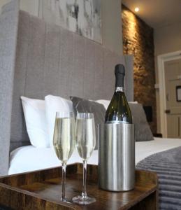 曼彻斯特美提酒店的桌子上放有一瓶葡萄酒和两杯酒