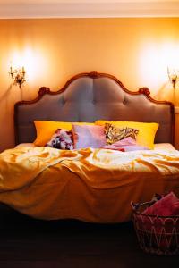 文西德尔Bräustüberl Schönbrunn的一间卧室配有一张带黄色枕头的大床