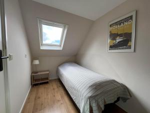 BaaiduinenDe Bakkerij的一间小卧室,配有床和窗户