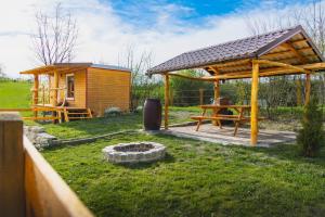 TřebívliceMaringotka的小木屋,在院子里设有野餐桌