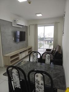 特雷西纳Flat Smart Residence的客厅配有桌椅和电视。