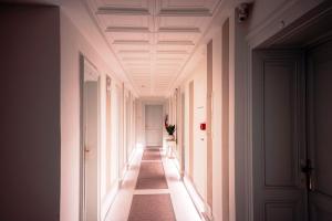 加尔多内-里维耶拉贝尔维尤酒店 的拥有白色墙壁和天花板的走廊