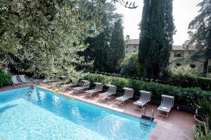加尔多内-里维耶拉贝尔维尤酒店 的一排椅子和一个游泳池