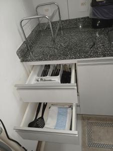 特雷西纳Flat Smart Residence的厨房柜台配有带厨具的抽屉