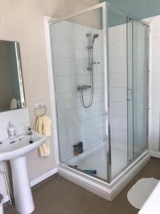 考文垂Coundon Lodge Coventry的带淋浴和盥洗盆的浴室