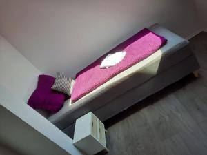 桑德Villa Mariensiel 2OG li的床上有紫色毯子