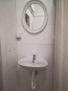 伯海姆基兴附近卡斯滕3072 Apartment MITTERFELD - Top A的白色的浴室设有水槽和镜子