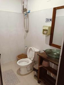 卢纳将军城KMJ SUITES的一间带卫生间和水槽的浴室