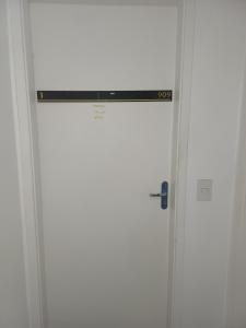 特雷西纳Flat Smart Residence的白色的门,上面有标志