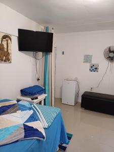巴亚希贝Habitación margarita的一间医院间 - 带床和平面电视