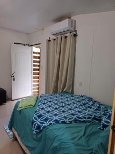 巴亚希贝Habitación margarita的一间卧室设有一张床和一个窗口