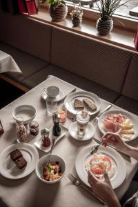 维兰德罗Panorama Hotel Flora的一张桌子上放着白盘食物