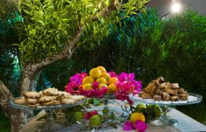 莫塔卡玛斯特拉卡萨莱罗曼诺度假酒店的一张桌子,上面放着两盘食物和鲜花