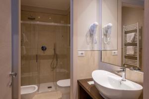 斯特雷萨波斯顿酒店的一间带水槽、淋浴和卫生间的浴室