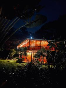 UpalaMineral River Eco Village的夜夜夜亮的房子