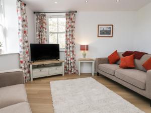 HolmrookDalegarth Hall Farm Cottage 1的带沙发和平面电视的客厅