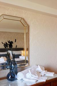 穆尔滕希夫阿姆西酒店的浴室设有镜子和一张带毛巾的桌子