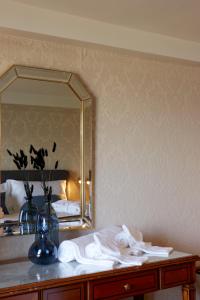 穆尔滕希夫阿姆西酒店的梳妆台、镜子和毛巾