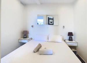 戛纳Le Croisette I - 4 pers - Front de mer - Cannes的白色卧室配有一张大白色床和两张桌子
