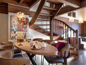 葱仁谷勒哈蒙杜卡什米尔酒店的一间带木桌和椅子的用餐室