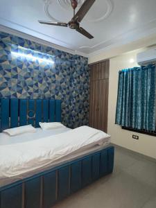 瓦拉纳西Kashi Anadam HomeStay的一间卧室配有一张蓝色墙壁的床