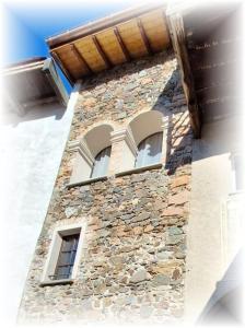 CarabiettaAntica torre del castello Casa Ceresiana的两扇窗户的建筑