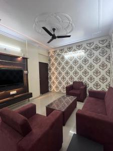 瓦拉纳西Kashi Anadam HomeStay的带沙发和平面电视的客厅