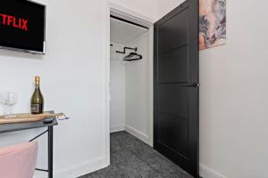 特伦特河畔斯托克Masterson House By RMR Accommodations - NEW - Sleeps 9 - Modern - Parking - Central的一间设有黑色衣柜和黑色门的房间