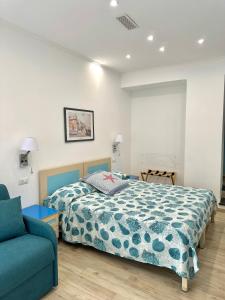 阿纳卡普里Hedera Capri B&B的一间卧室配有一张床和一张蓝色的沙发